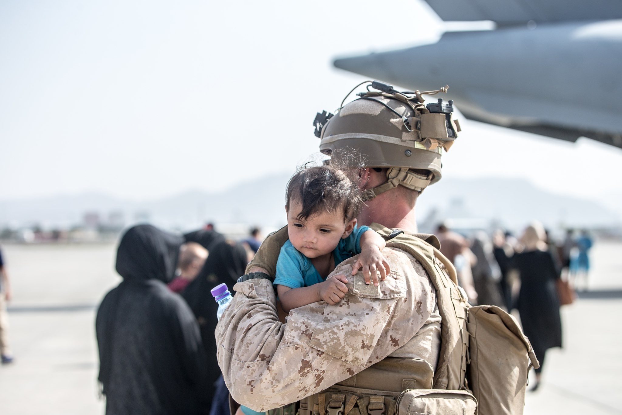 Bebês recebem amparo de soldados americanos, no Afeganistão (Foto: Reprodução/Facebook/U.S. Marine Corps)