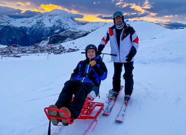 Marcos Mion e Romeo curtem a neve nos Alpes franceses; menino usa cadeira adaptada (Foto: Reprodução Instagram)