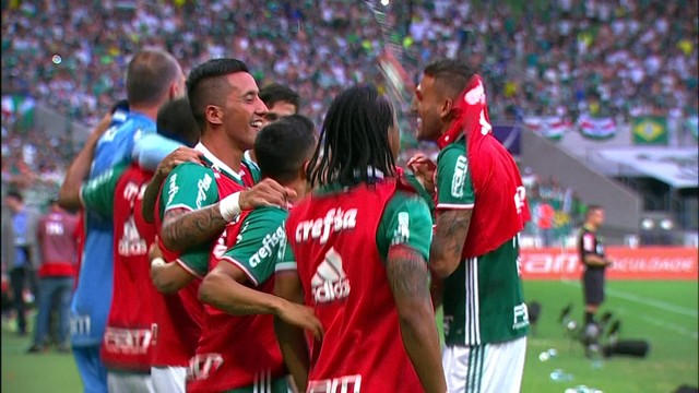 <p>
 Reservas do Palmeiras já cantam e pulam à beira do gramado. Faltam poucos minutos para a confirmação do título alviverde.</p>
