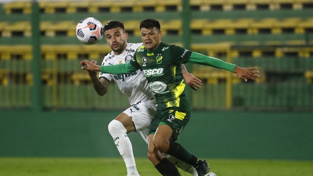 Victor Luis disputa bola com Walter Bou em Defensa y Justicia x Palmeiras