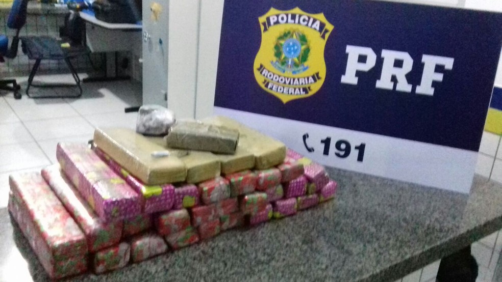 Maconha prensada seguia em mala de &ocirc;nibus interestadual (Foto: Divulga&ccedil;&atilde;o / PRF)