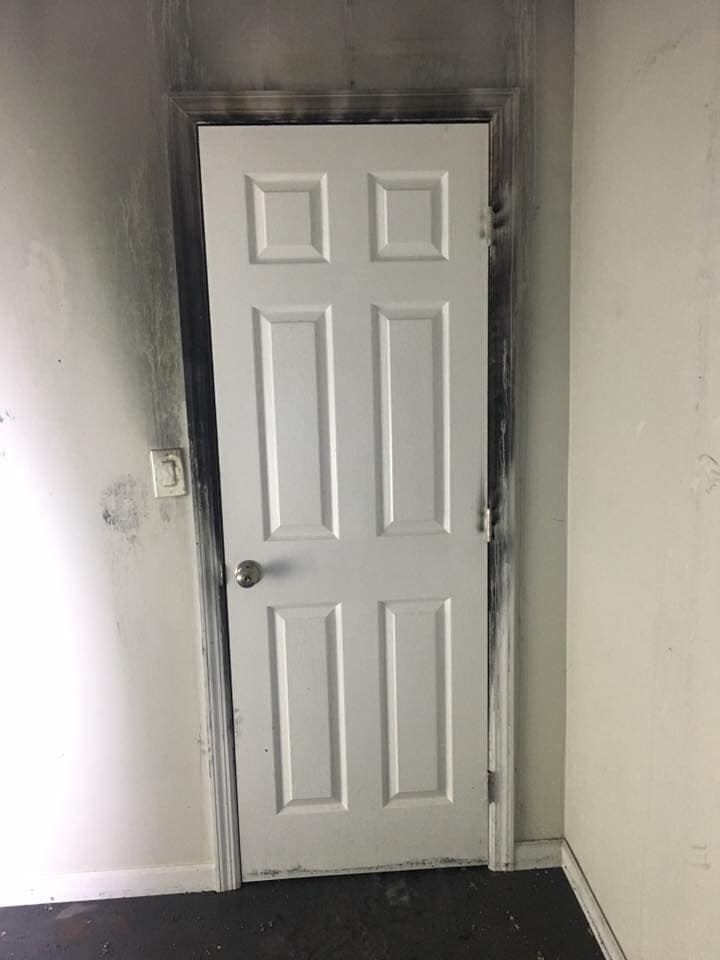 Interior do quarto protegido pela porta fechada (Foto: Town Of New Fairfield's Fire Marshal's Office/Facebook)