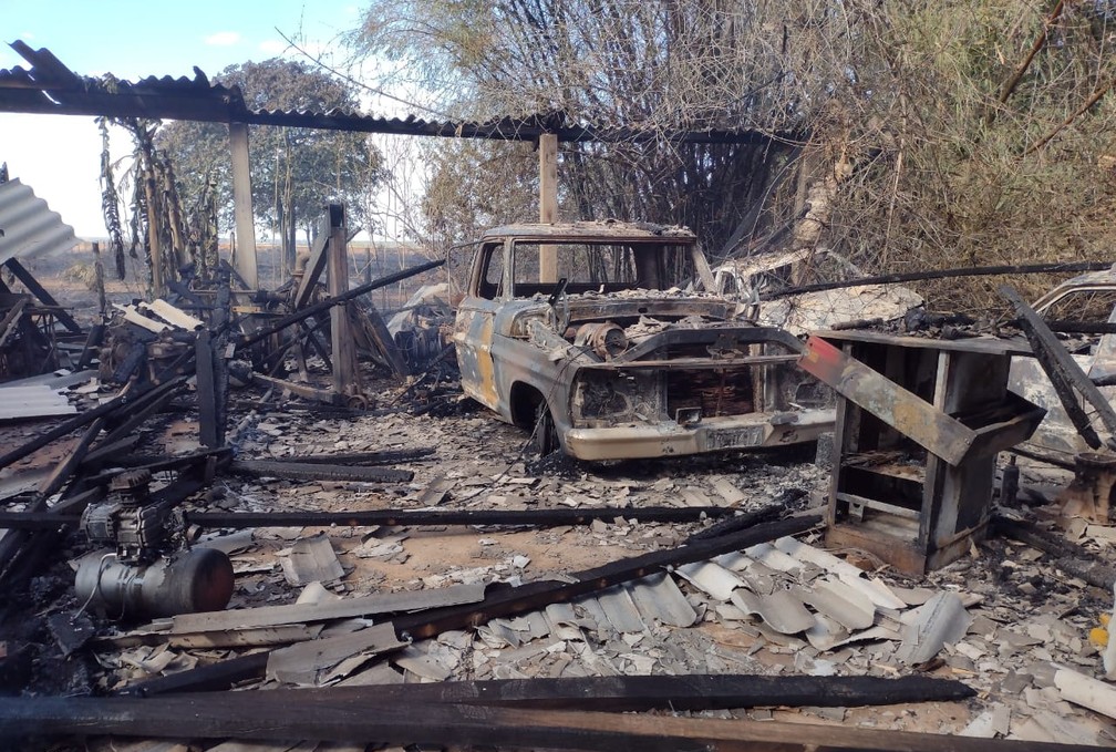 Oficina de carros foi destruída em assentamento — Foto: Alexandre Perassoli/CAFM