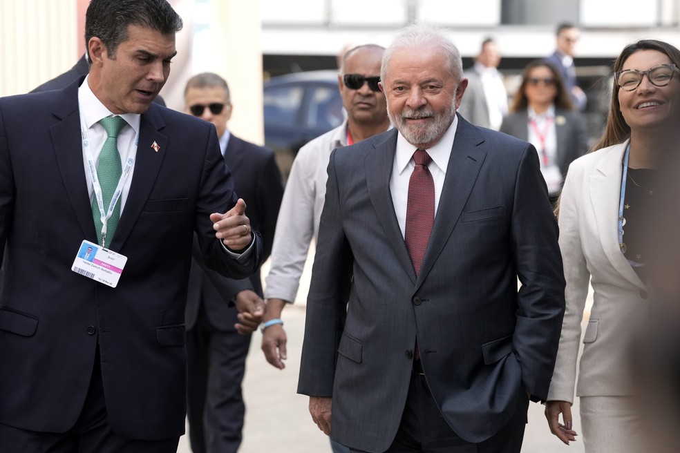 O presidente eleito do Brasil, Luiz Inácio Lula da Silva, chega para a COP27 no Egito — Foto: Peter Dejong/AP