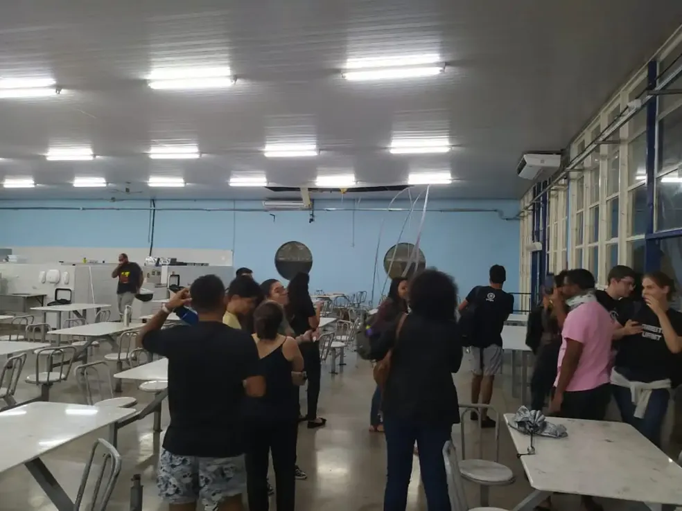 Com a força da chuva, forro do restaurante caiu na noite dessa quarta-feira (28).  — Foto: Reprodução 