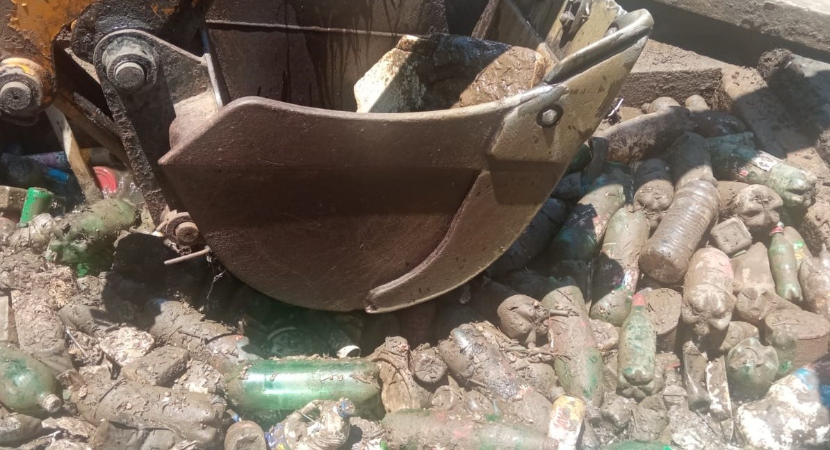 Cerca de 19 toneladas de plásticos são retirados de rede de drenagem em Santos