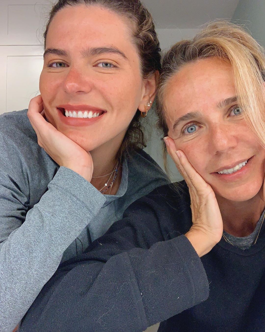 Mariana Goldfarb faz selfie no espelho ao lado da mãe, Valéria (Foto: Reprodução/Instagram)
