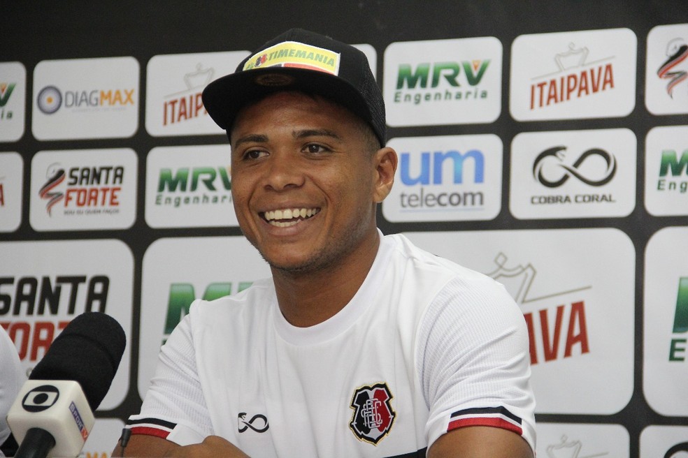 Jorginho aprova metodologia do técnico coral (Foto: Crédito: Rodrigo Baltar / Santa Cruz F.C.)