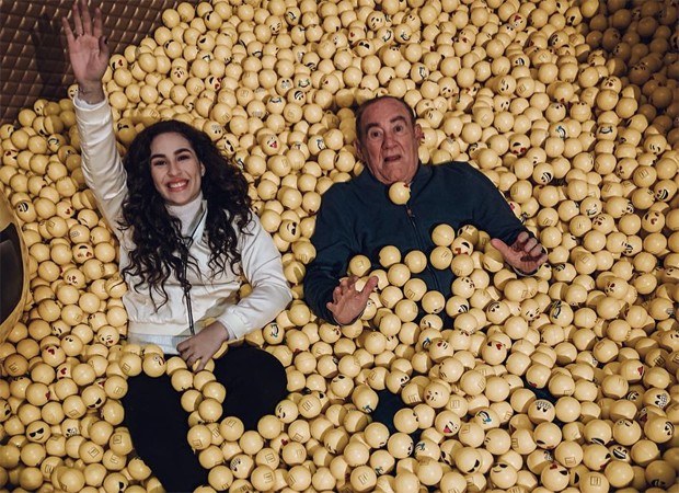 Lívian e Renato Aragão no Museu das Selfies, em Los Angeles (Foto: Reprodução/Instagram)