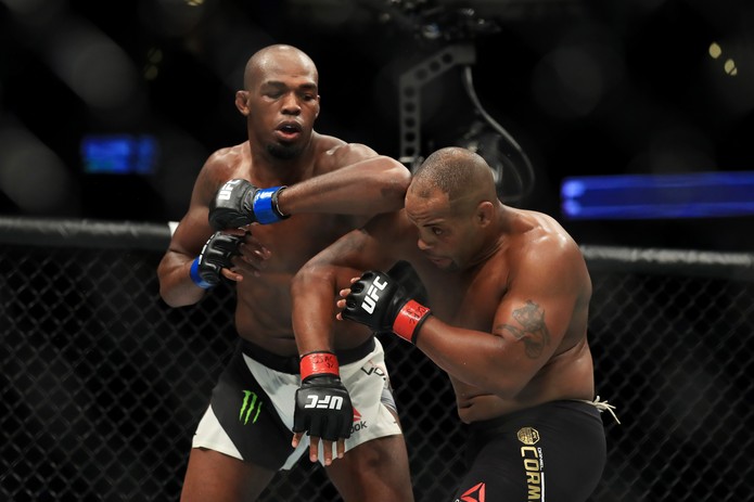 Jon Jones chegou a nocautear Daniel Cormier no UFC 214, mas luta foi transformada em "no contest" (Foto: Getty Images)