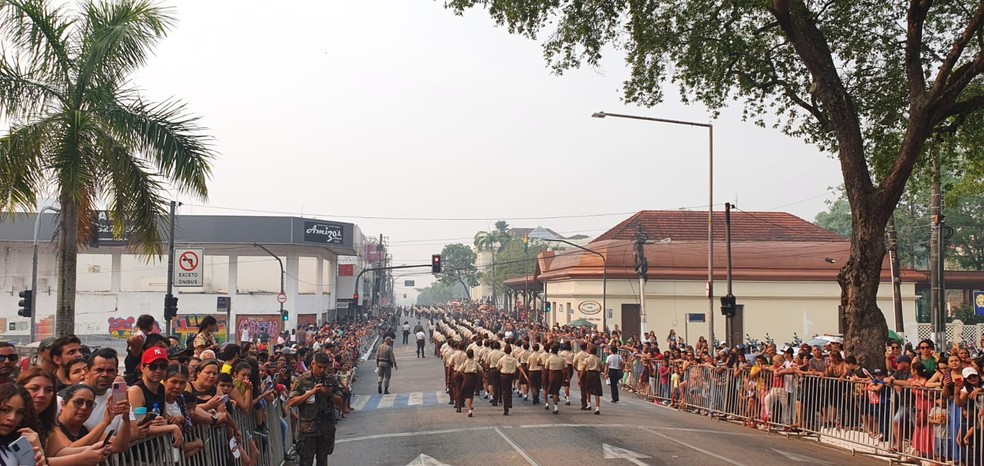 Multidão acompanha desfile do Bicentenário da Independência em Rio Branco — Foto: Andryo Amaral/Rede Amazônica