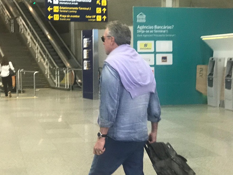 Abel Braga no desembarque do Flamengo nesta quinta-feira &mdash; Foto: Cah&ecirc; Mota