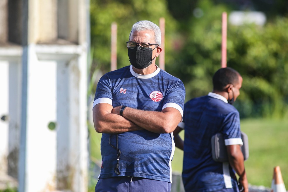 Camutanga celebra marca de 100 jogos com a camisa do Náutico