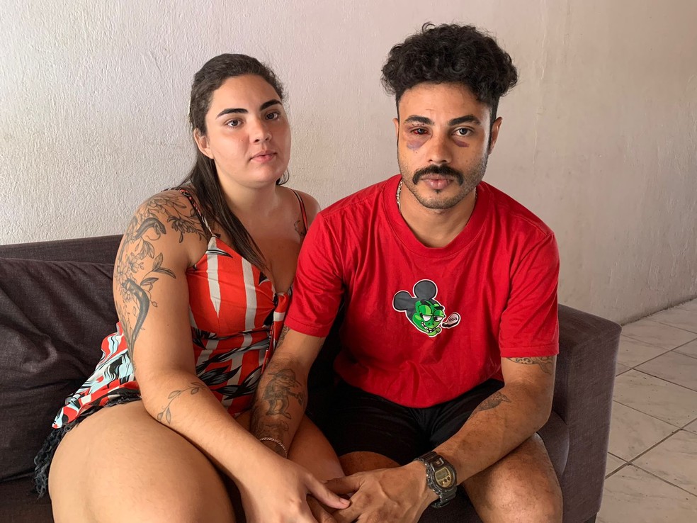 Wryel e a Mulher, Luana, que presenciou as agressões e o acudiu — Foto: Isayane Sampaio/g1