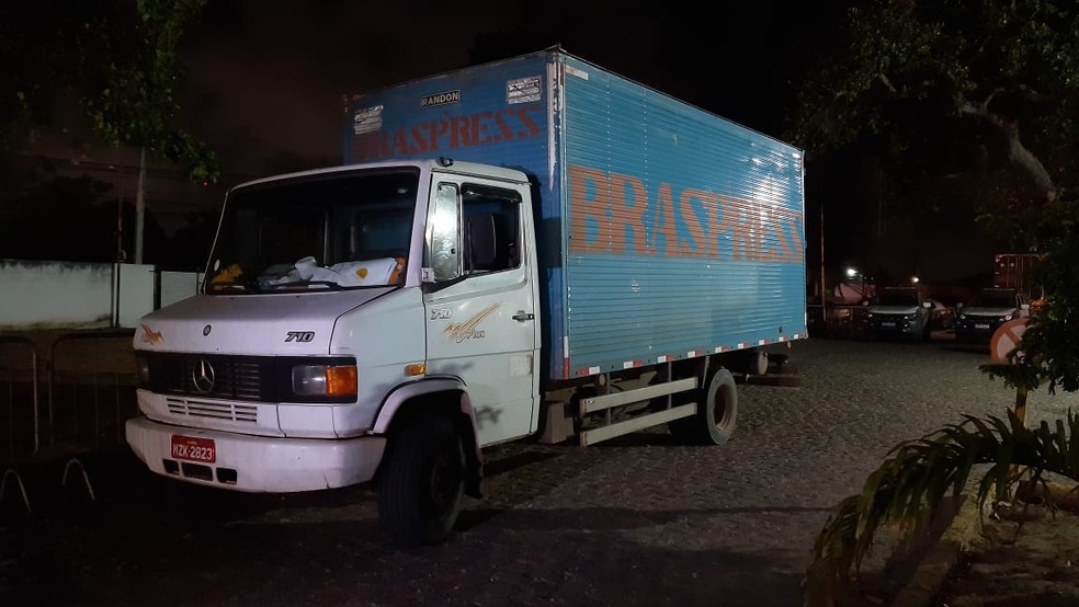 Caminhão-baú é roubado e motorista e ajudante são feitos de reféns na Grande Natal. — Foto: Sérgio Henrique Santos/Inter TV Cabugi