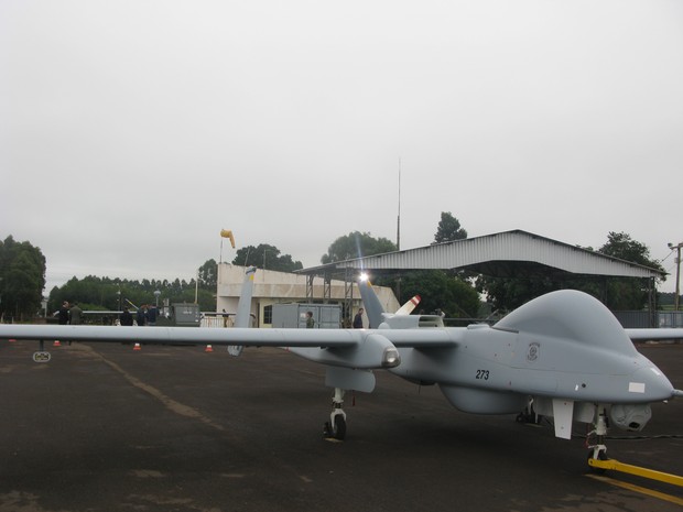 Drone da PF à frente e o da FAB atrás (Foto: Tahiane Stochero/G1)