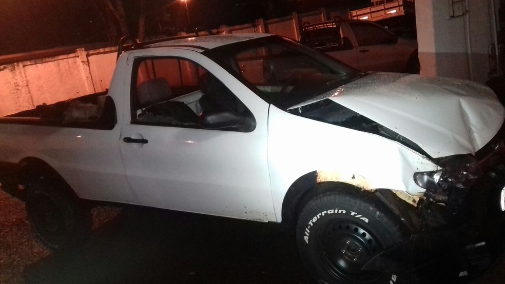 Carro usado pelos ladr&otilde;es ficou danificado ap&oacute;s batida em &aacute;rvore (Foto: PM/ Divulga&ccedil;&atilde;o)