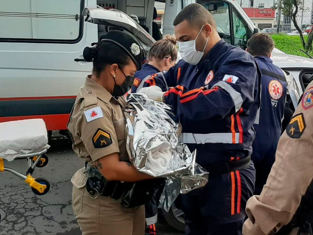 A cabo Rosana recebe a assistência de paramédicos do Samu (Foto: Reprodução/Instagram)