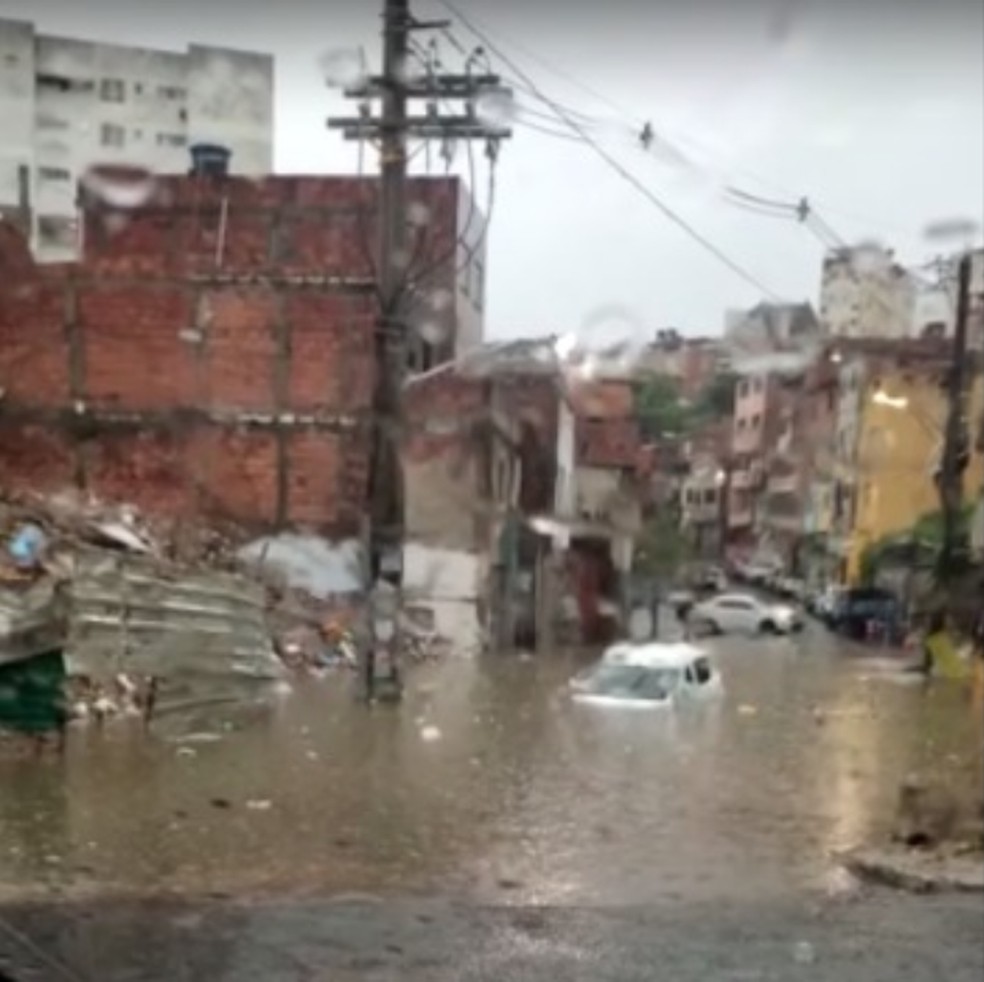 Carro fica submerso na regi&atilde;o da Lapa, em Salvador &mdash; Foto: Reprodu&ccedil;&atilde;o/Redes Sociais