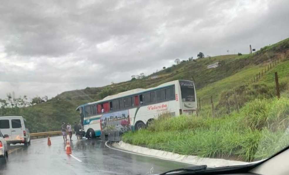 Ônibus bate de frente com carreta e passageiros saem sem ferimentos na Bahia  — Foto: Redes Sociais