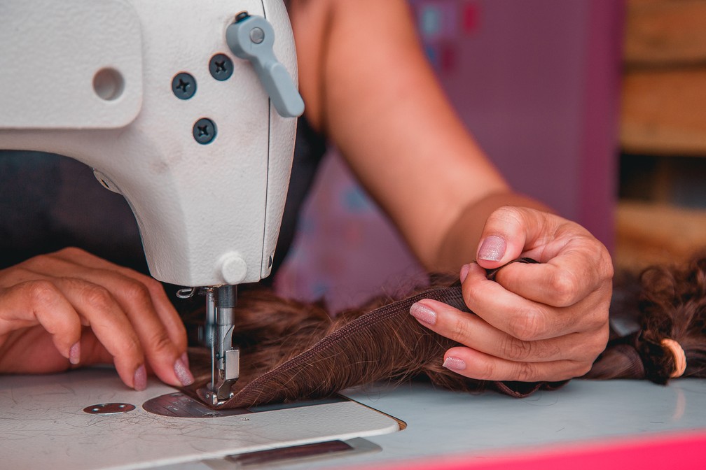 Cabeleireiros e costureiras fazem perucas para pacientes no câncer no Lollapalooza 2019 — Foto: Divulgação
