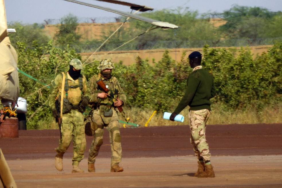 Esta fotografia sem data entregue pelos militares franceses mostra três mercenários russos, à direita, no norte do Mali. — Foto: French Army via AP