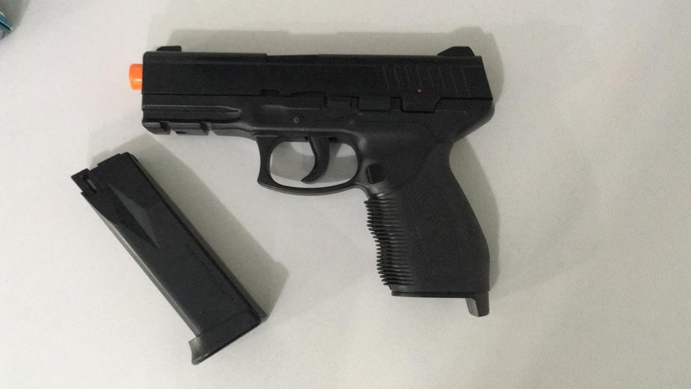 Polícia apreendeu o simulacro de arma que o rapaz usava em Jaú — Foto: Polícia Civil/ Divulgação 