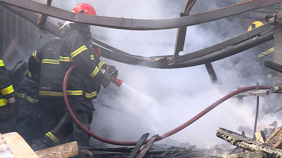 Bombeiros combateram incêndio na manhã deste domingo na Região Centro-Sul de Belo Horizonte (Foto: Reprodução/TV Globo)