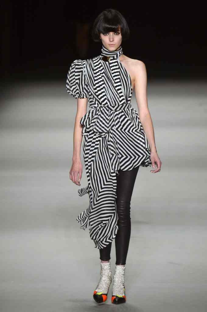 Saint Laurent Paris Verão 2014 Desfiles Vogue