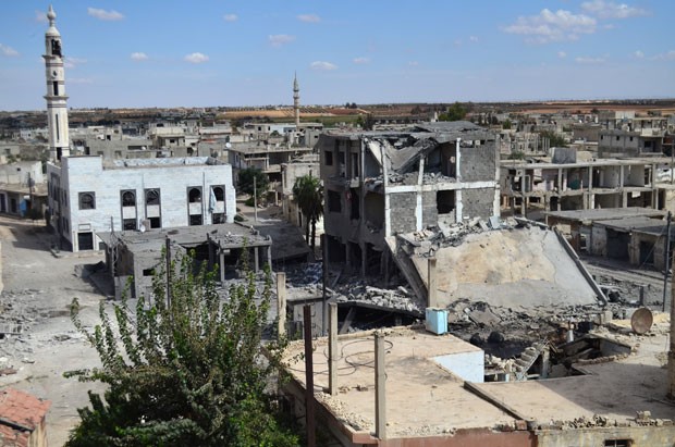 Foto desta quarta-feira (30) mostra ruas desertas e prédios danificados na cidade de Talbisseh, na província de Homs. A Rússia iniciou ataques aéreos em apoio ao regime sírio na região  (Foto: Mahmoud Taha/AFP)