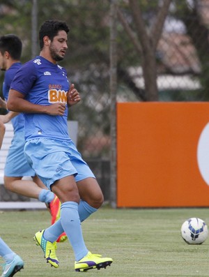 De volta ao time, Léo espera que líder repita equilíbrio defensivo domingo