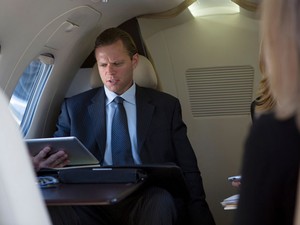 Passageiro usa tablet em voo (Foto: InStock / Image Source/AFP)