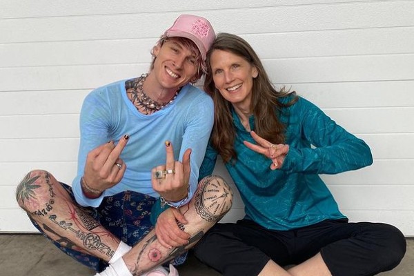 Machine Gun Kelly with her mother (Photo: Reproduction / Instagram)