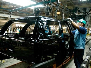 2008 - Funcionário trabalha na montagem da SUV Blazer, em São José dos Campos (SP). (Foto: Divulgação/ GM do Brasil)