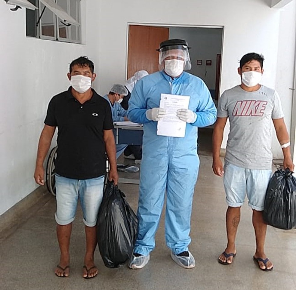 Cacique Vanité Kalapalo e o filho, tiveram alta na terça e retornaram à aldeia, onde vão permanecer em quarentena. — Foto: Aumari Yawalapití/Arquivo Pessoal