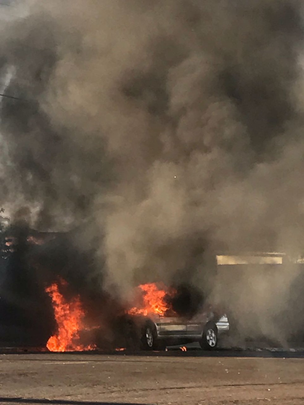 Fogo destruiu VW Santana nesta segunda-feira (7) (Foto: Base de Socorristas/Junqueirópolis)