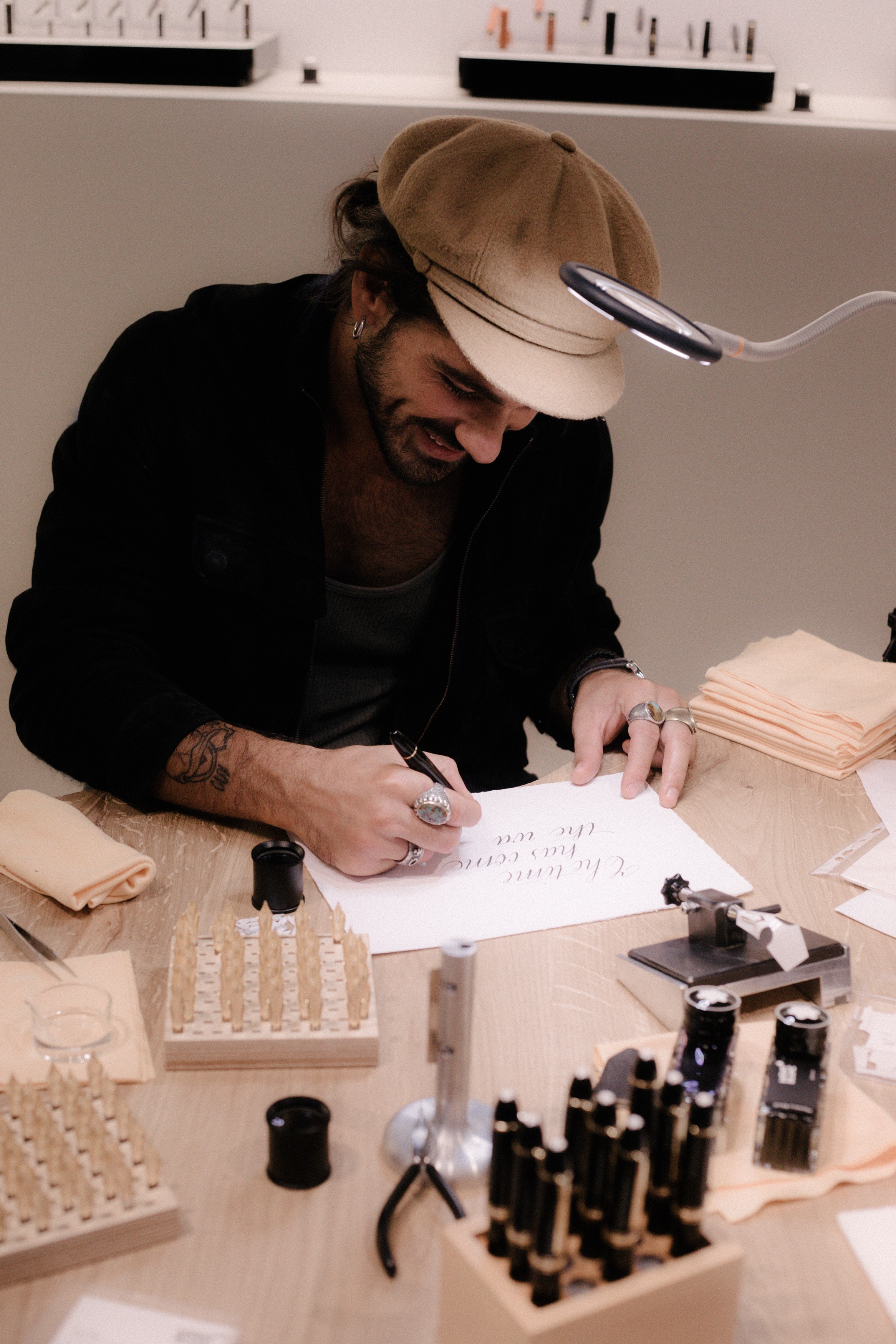 O influencer italiano Giotto Calendoli conhecendo o processo de manufatura da Montblanc (Foto: Divulgação)