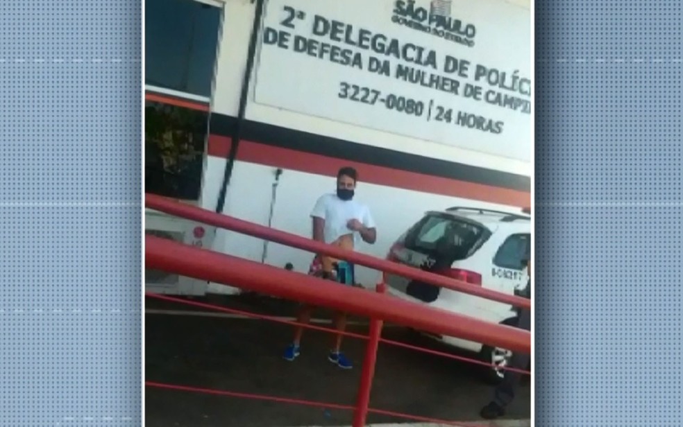 Advogado abaixa bermuda e pratica ato obsceno em frente à DDM de Campinas — Foto: Reprodução/EPTV