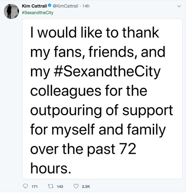 A mensagem na qual Kim Cattrall agradece ao apoio dos fãs e de suas colegas de Sex and the City após a morte do irmão (Foto: Twitter)