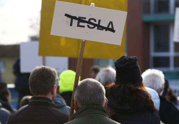 Manifestantes protestam contra nova Tesla Gigafactory em Grønheide (Foto:  Michele Tantussi / Freelancer)
