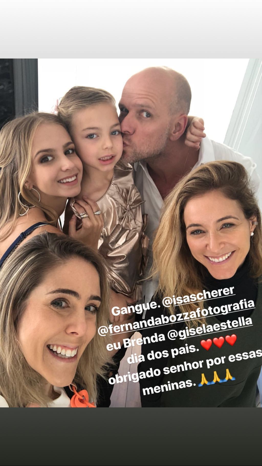 Xuxa faz fotos com as filhas (Foto: Reprodução)