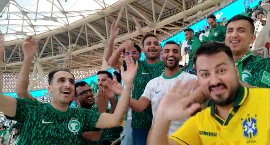 Maioria no estádio, os torcedores árabes fizeram a festa e debocharam: 'Onde está o Messi?'