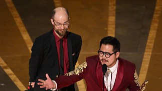 Daniel Scheinert e Daniel Kwan conquistam o Oscar de melhor direção, filme e roteiro original — Foto: PATRICK T. FALLON/AFP