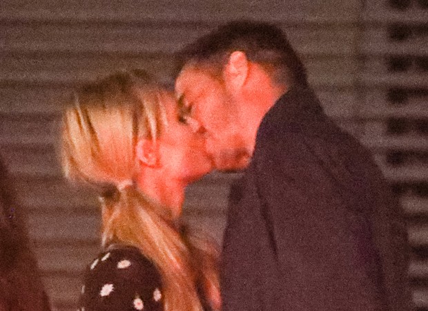 Paris Hilton beija muito o namorado, Carter Reum, na saída de restaurante, em Los Angeles (Foto: The Grosby Group)