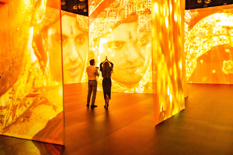 Rodrigo Lombardi e Juliana Paes relembram casal de 'Caminho das Índias' no especial '70 Anos Esta Noite' — Foto: Globo/Paulo Belote