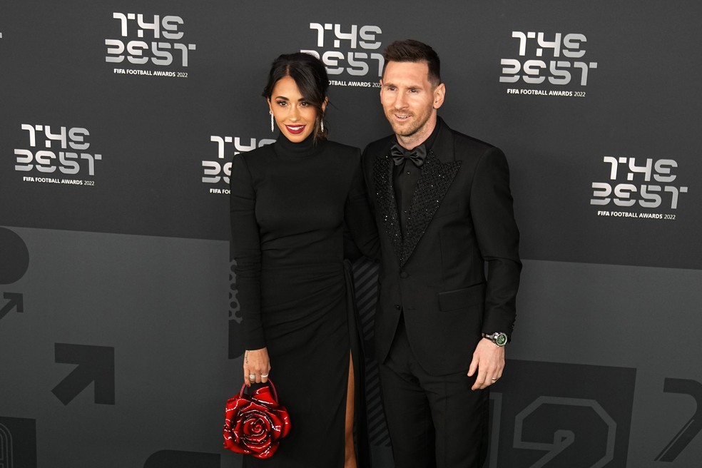 Messi e Antonela chegam para premiação do Fifa The Best em Paris — Foto: Michel Euler/AP