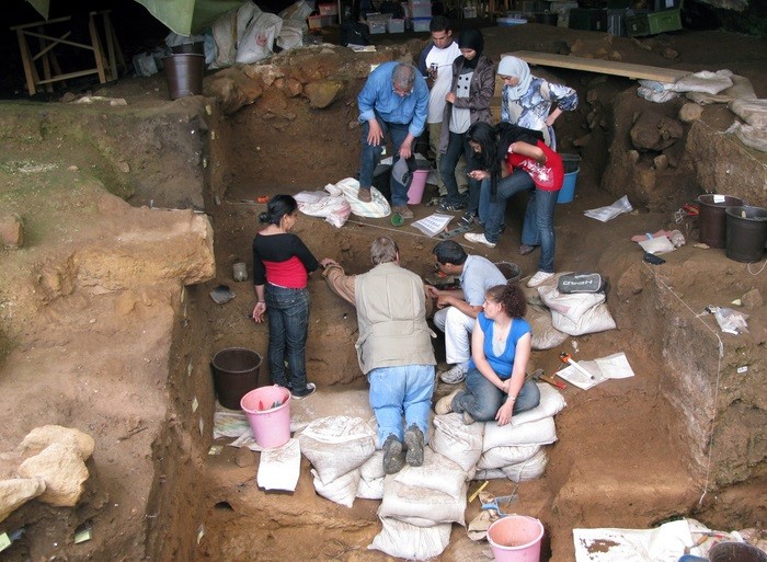 Escavações na caverna Contrebandiers, no Marrocos (Foto: Emily Yuko Hallett 2009)