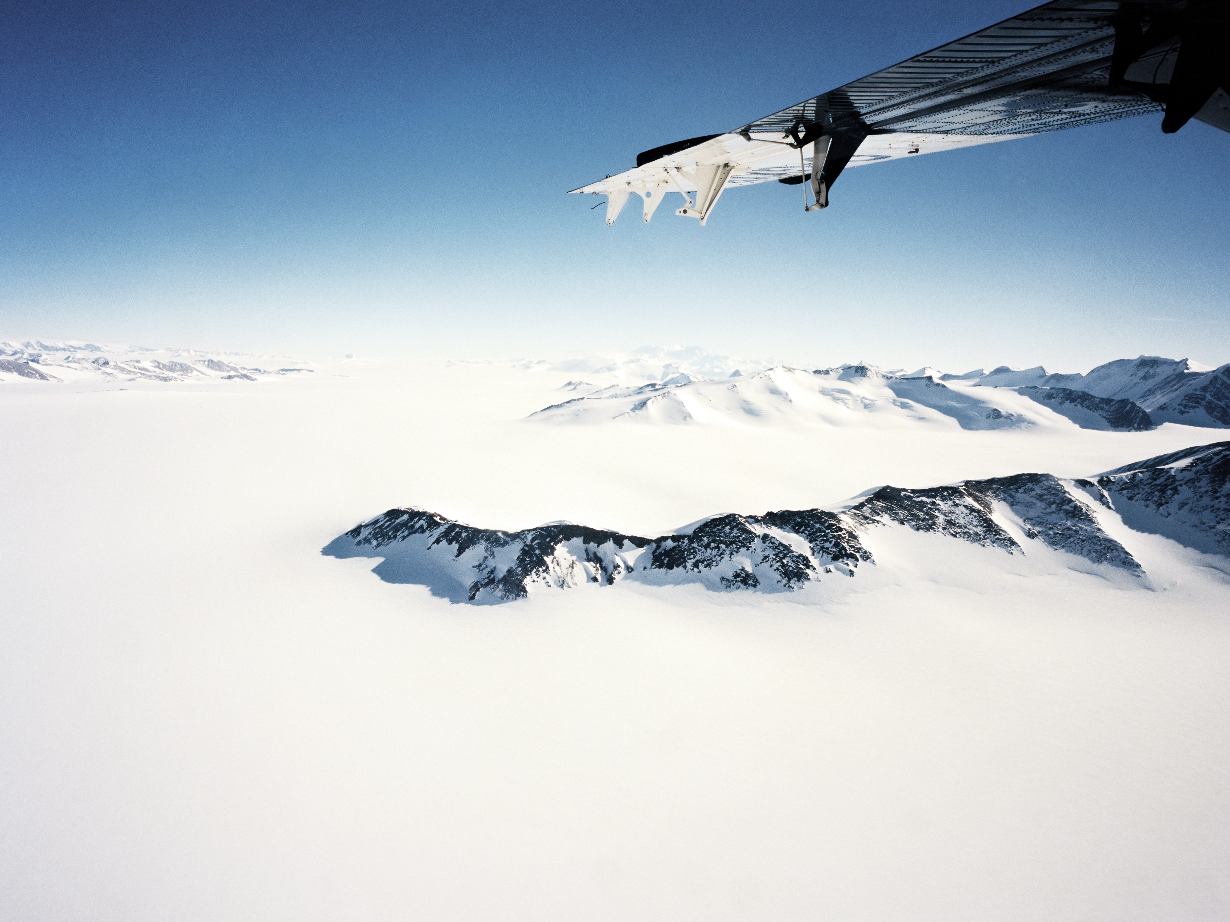 Aerial view of the Ellsworth Mountains from the window of a Twin Otter. (Foto: Photo Credit: Christopher Michel)