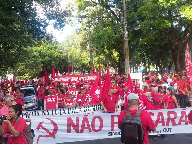 No Recife, ato em favor de Dilma é organizado ato pela CUT, MST, UNE e Levante Popular (Foto: Katherine Coutinho/G1)