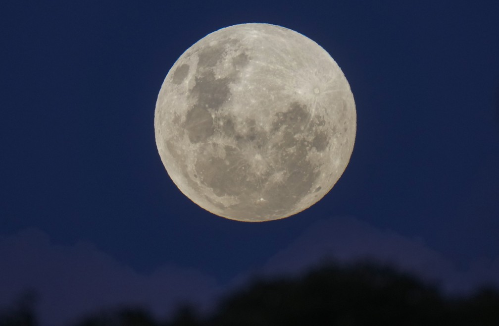 Brasil: a lua cheia nasce em São Paulo neste domingo, 15 — Foto: Andre Penner/AP Photo